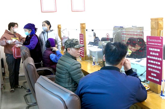 Kh&amp;aacute;ch đến giao dịch tại Ph&amp;ograve;ng giao dịch Agribank H&amp;ugrave;ng L&amp;ocirc;, th&amp;agrave;nh phố Việt Tr&amp;igrave;