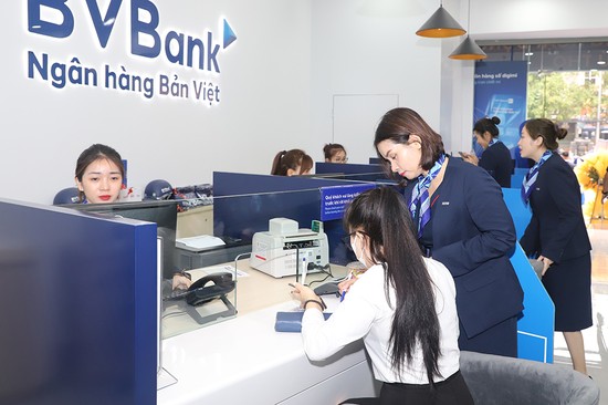 Kh&amp;aacute;ch h&amp;agrave;ng đến giao dịch mở t&amp;agrave;i khoản tại Ng&amp;acirc;n h&amp;agrave;ng Thương mại Cổ phần Bản Việt Ph&amp;uacute; Thọ (BVBank)