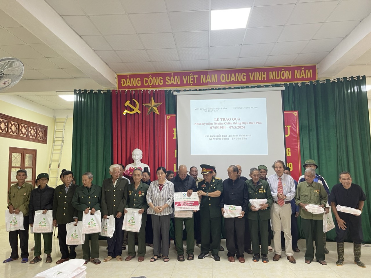 Tại  x&amp;atilde; Mường Phăng (tỉnh Điện Bi&amp;ecirc;n) đo&amp;agrave;n cựu chiến binh, chiến sĩ Điện Bi&amp;ecirc;n v&amp;agrave; gia đ&amp;igrave;nh c&amp;oacute; c&amp;ocirc;ng với c&amp;aacute;ch mạng nhận thuốc bổ Phariton - TVP từ đo&amp;agrave;n c&amp;ocirc;ng t&amp;aacute;c