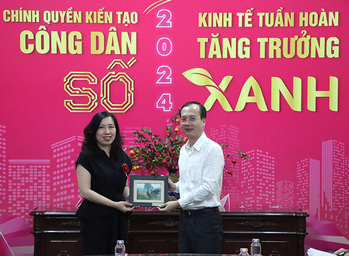 Ph&amp;oacute; Chủ tịch Uỷ ban nh&amp;acirc;n d&amp;acirc;n tỉnh Trần Tr&amp;iacute; Quang   tặng qu&amp;agrave; lưu niệm cho Thứ trưởng Bộ Ngoại giao L&amp;ecirc; Thị Thu Hằng