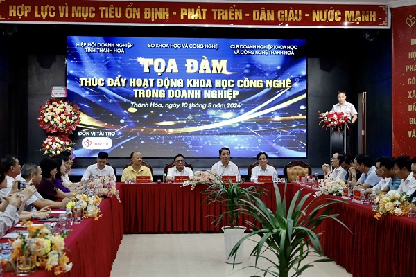 C&amp;oacute; 11  tham luận trong buổi  Toạ đ&amp;agrave;m