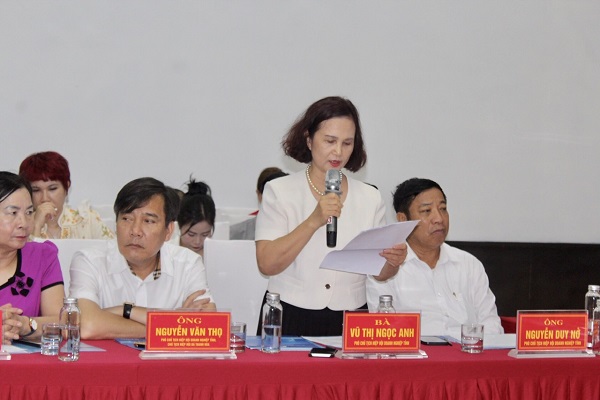 B&amp;agrave; b&amp;agrave; Vũ Thị Ngọc Anh, Gi&amp;aacute;m đốc C&amp;ocirc;ng ty CP thiết bị gi&amp;aacute;o dục Hồng Đức tr&amp;igrave;nh b&amp;agrave;y tham luận