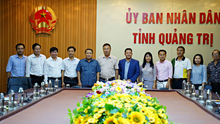 Ph&amp;oacute; Chủ tịch Thường trực UBND tỉnh H&amp;agrave; Sỹ Đồng chụp ảnh lưu niệm với đo&amp;agrave;n doanh nghiệp Th&amp;aacute;i Lan