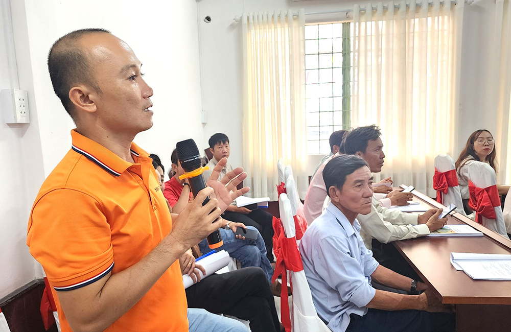 Chủ tịch Hội đồng Quản trị Hợp t&amp;aacute;c x&amp;atilde; N&amp;ocirc;ng nghiệp v&amp;agrave; Dịch vụ du lịch Mỹ H&amp;ograve;a Hưng (TP. Long Xuy&amp;ecirc;n) Phạm Trung Em ph&amp;aacute;t biểu tại hội thảo