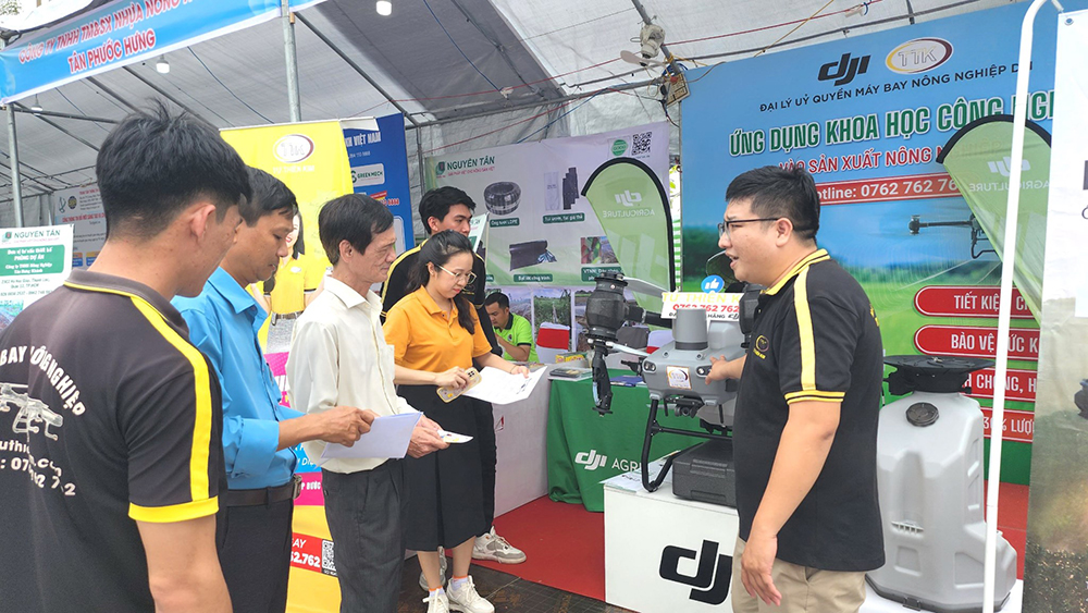 C&amp;aacute;c đại biểu tham quan, t&amp;igrave;m hiểu c&amp;aacute;c sản phẩm thiết bị c&amp;ocirc;ng nghệ