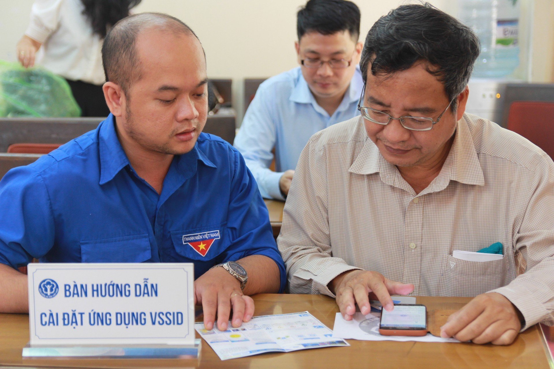 Vi&amp;ecirc;n chức BHXH TP. Hồ Ch&amp;iacute; Minh hướng dẫn người d&amp;acirc;n c&amp;agrave;i đặt ứng dụng VSSID