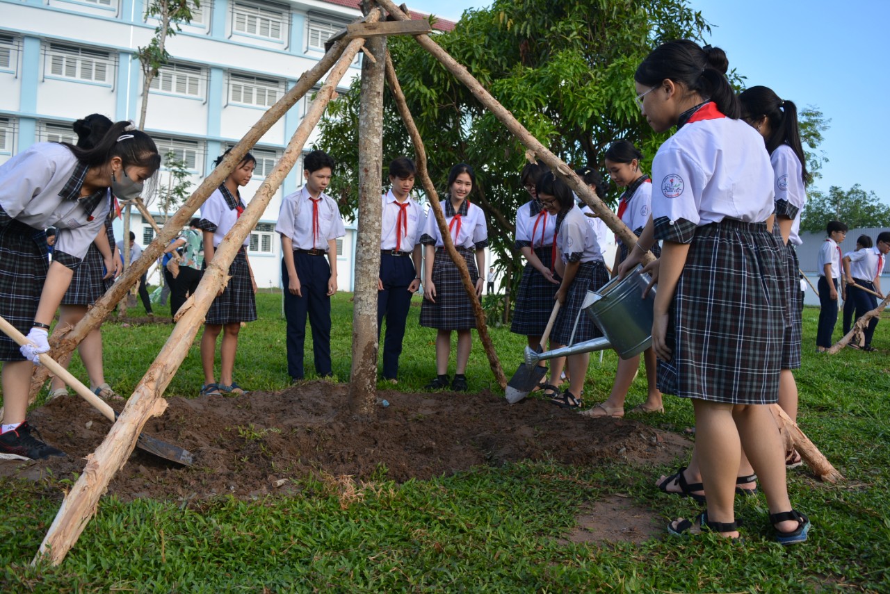 C&amp;aacute;c em học sinh tại trường Tiểu học Ho&amp;agrave;ng Văn Thụ, phường  B&amp;igrave;nh  Hưng  Ho&amp;agrave;  B, quận  B&amp;igrave;nh T&amp;acirc;n c&amp;ugrave;ng tham gia tổ chức lễ trồng c&amp;acirc;y