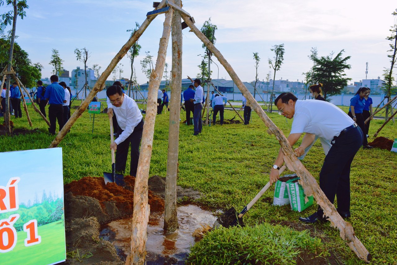 Đồng  ch&amp;iacute;  Dương Ngọc Hải ( b&amp;igrave;a  tr&amp;aacute;i) - Ủy vi&amp;ecirc;n Ban Thường vụ Th&amp;agrave;nh ủy, Chủ nhiệm Ủy ban Kiểm tra Th&amp;agrave;nh ủy c&amp;ugrave;ng với đồng  ch&amp;iacute; Huỳnh Khắc Điệp - Th&amp;agrave;nh ủy vi&amp;ecirc;n, B&amp;iacute; thư Quận ủy tham  gia phong tr&amp;agrave;o &amp;ldquo; Tết trồng c&amp;acirc;y đời đời nhớ ơn B&amp;aacute;c Hồ&amp;rdquo;.