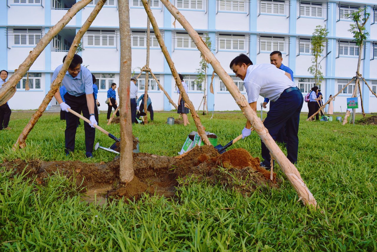 Đồng ch&amp;iacute; Nguyễn Minh Nhựt ( b&amp;igrave;a  tr&amp;aacute;i)- Ph&amp;oacute; B&amp;iacute; thư Quận ủy, Chủ tịch UBND Quận c&amp;ugrave;ng  l&amp;atilde;nh  đạo  ph&amp;ograve;ng, ban  của  Quận tham gia phong tr&amp;agrave;o &amp;ldquo; Tết trồng c&amp;acirc;y đời đời nhớ ơn B&amp;aacute;c Hồ&amp;rdquo;.