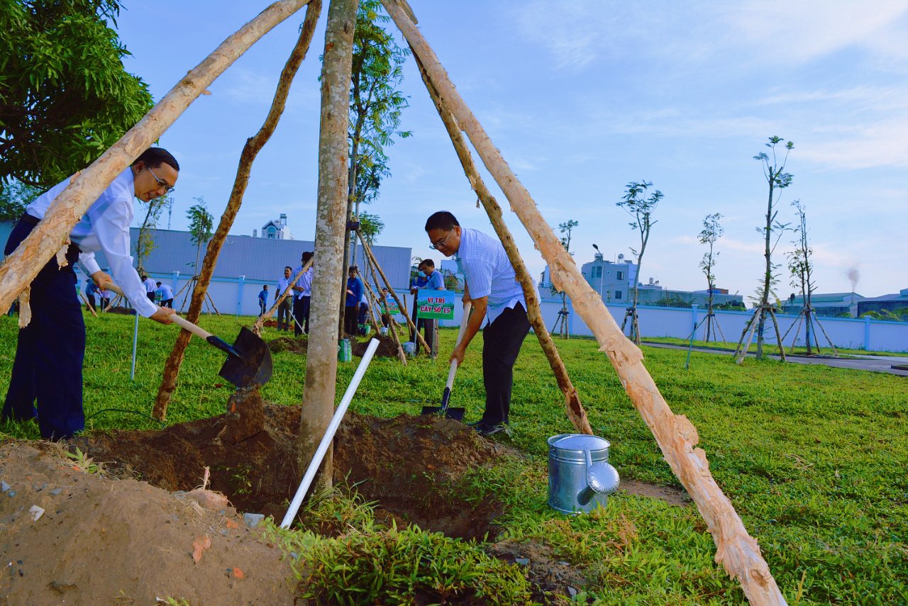 L&amp;atilde;nh đạo phường B&amp;igrave;nh Hưng Ho&amp;agrave; B c&amp;ugrave;ng tham gia hưởng ứng phong tr&amp;agrave;o&amp;ldquo; Tết trồng c&amp;acirc;y đời đời nhớ ơn B&amp;aacute;c Hồ&amp;rdquo;.