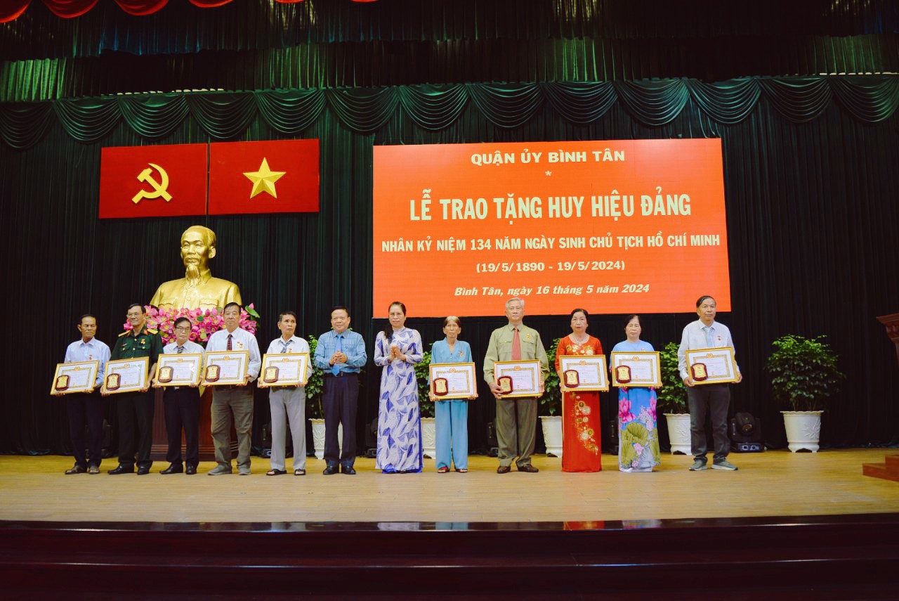 Ban Thường vụ Quận ủy vinh dự trao Huy hiệu Đảng cho 87 đồng ch&amp;iacute; đảng vi&amp;ecirc;n thuộc Đảng bộ tr&amp;ecirc;n địa b&amp;agrave;n Quận.