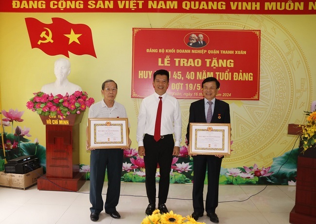 Đồng ch&amp;iacute; Nguyễn Văn Minh - B&amp;iacute; thư Đảng ủy Khối doanh nghiệp quận Thanh Xu&amp;acirc;n trao Huy hiệu 45 năm, 40 năm tuổi Đảng cho đảng vi&amp;ecirc;n c&amp;aacute;c Chi bộ trực thuộc.