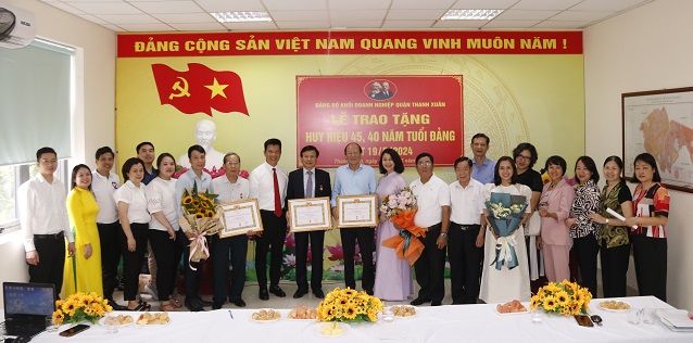 C&amp;aacute;c đơn vị tặng hoa, ch&amp;uacute;c mừng đảng vi&amp;ecirc;n nhận huy hiệu Đảng đợt 19/5