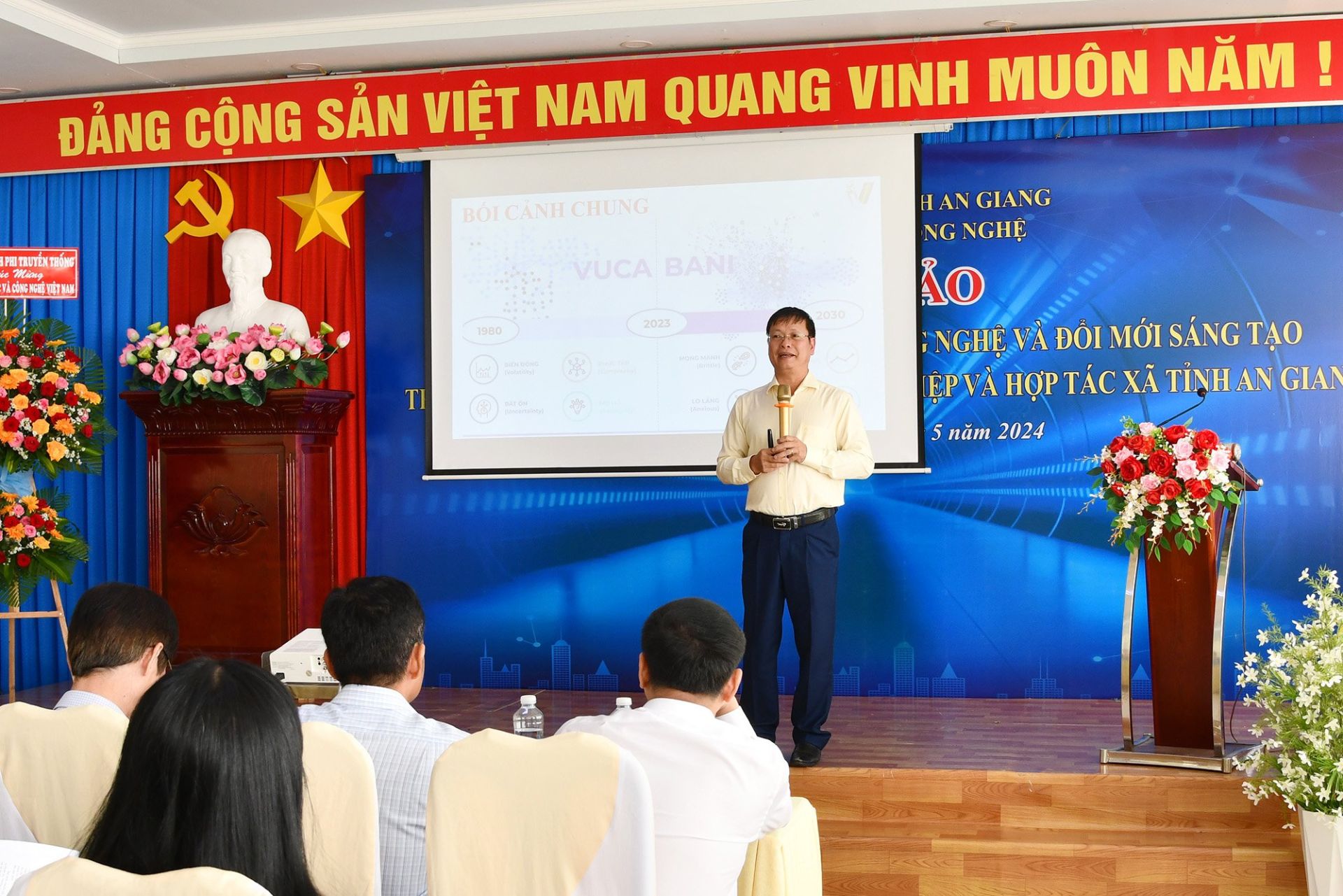 Tiến sĩ Trần Qu&amp;yacute;, Viện trưởng Viện Ph&amp;aacute;t triển Kinh tế số Việt Nam b&amp;aacute;o c&amp;aacute;o tham luận tại Hội thảo