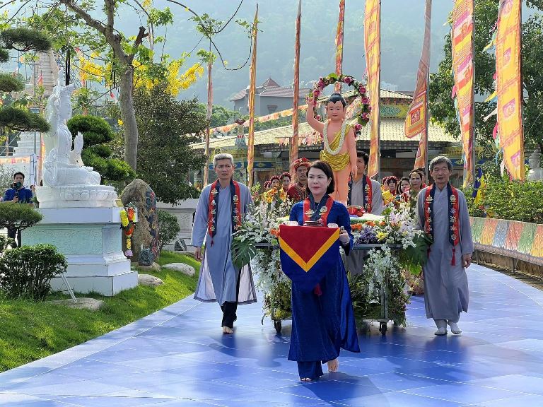 Lễ cung rước Phật đản sinh vi nhiễu Bảo th&amp;aacute;p Mandala T&amp;acirc;y Thi&amp;ecirc;n