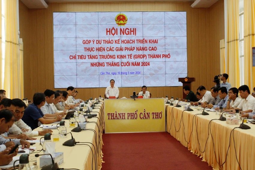 Quang cảnh hội nghị Cần Thơ b&amp;agrave;n giải ph&amp;aacute;p n&amp;acirc;ng cao chỉ ti&amp;ecirc;u tăng trưởng kinh tế (GRDP) những th&amp;aacute;ng cuối năm 2024. Ảnh: NHẪN NAM