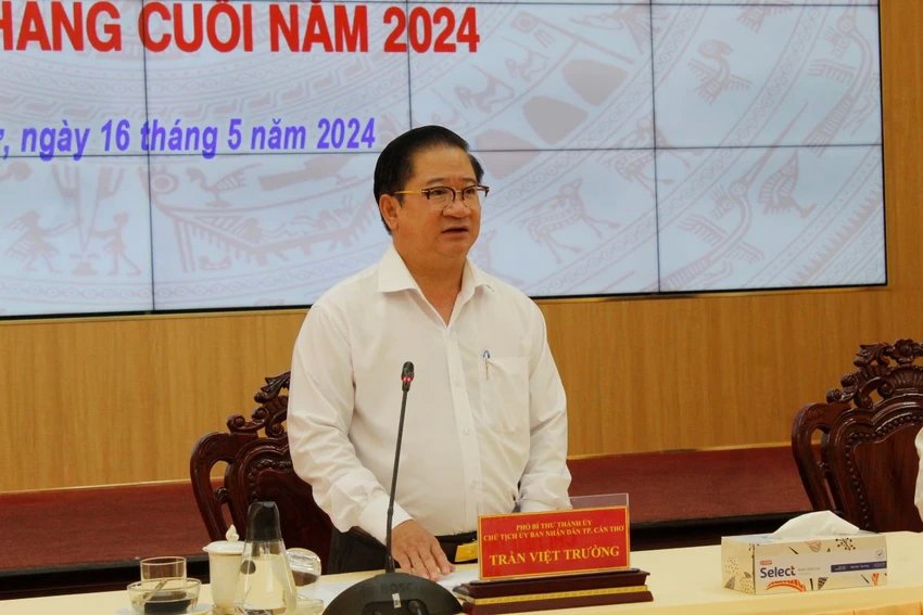 Chủ tịch UBND TP Cần Thơ Trần Việt Trường ph&amp;aacute;t biểu tại hội nghị. Ảnh: NHẪN NAM