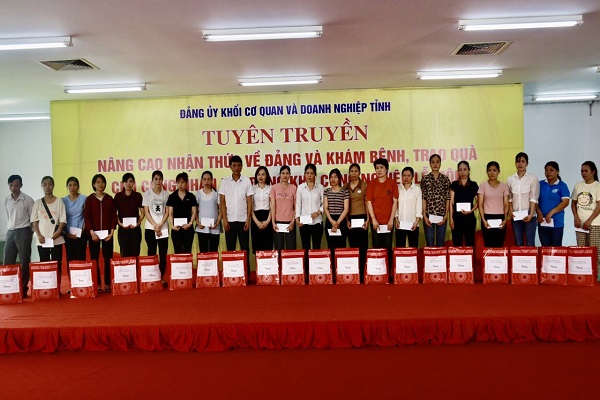 Đảng ủy Khối trao tặng 20 suất qu&amp;agrave; cho 20 c&amp;ocirc;ng nh&amp;acirc;n lao động c&amp;oacute; ho&amp;agrave;n cảnh đặc biệt kh&amp;oacute; khăn