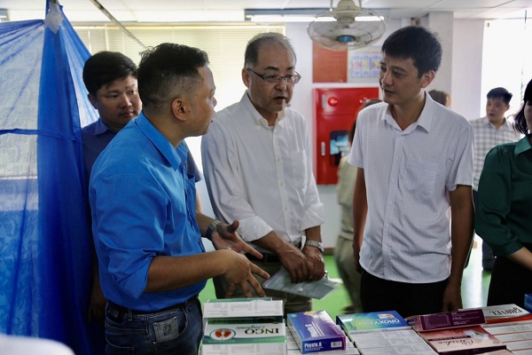 L&amp;atilde;nh đạo Đảng uỷ Khối cơ quan v&amp;agrave; doanh nghiệp tỉnh Thanh Ho&amp;aacute; c&amp;ugrave;ng Gi&amp;aacute;m đốc C&amp;ocirc;ng ty Sakurai Việt Nam tại buổi kh&amp;aacute;m, tư vấn v&amp;agrave; cấp ph&amp;aacute;t thuốc miễn ph&amp;iacute; cho c&amp;ocirc;ng nh&amp;acirc;n, người lao động