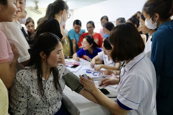 Kh&amp;aacute;m, tư vấn, cấp ph&amp;aacute;t thuốc miễn ph&amp;iacute; thể hiện sự quan t&amp;acirc;m, chăm lo đến đời sống c&amp;ocirc;ng nh&amp;acirc;n, người lao động tại c&amp;aacute;c Khu c&amp;ocirc;ng nghiệp của Đảng uỷ khối cơ quan v&amp;agrave; doanh nghiệp tỉnh Thanh Ho&amp;aacute;.