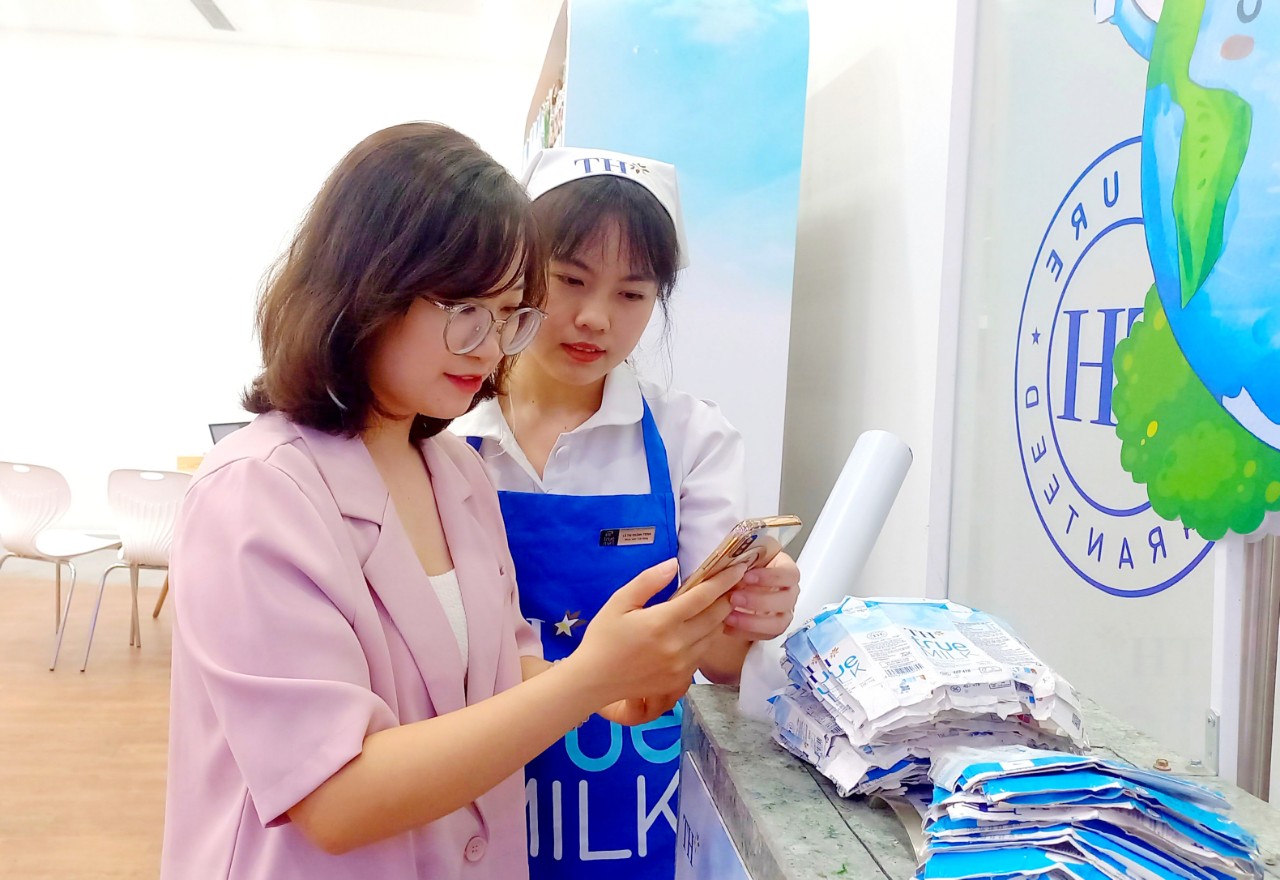 Chị Hiếu Ng&amp;acirc;n được nh&amp;acirc;n vi&amp;ecirc;n hướng dẫn qu&amp;eacute;t m&amp;atilde; quay thưởng khi đến TH true mart tham gia chương tr&amp;igrave;nh &amp;ldquo;Thu gom vỏ hộp, lan tỏa sống xanh 2024&amp;rdquo;
