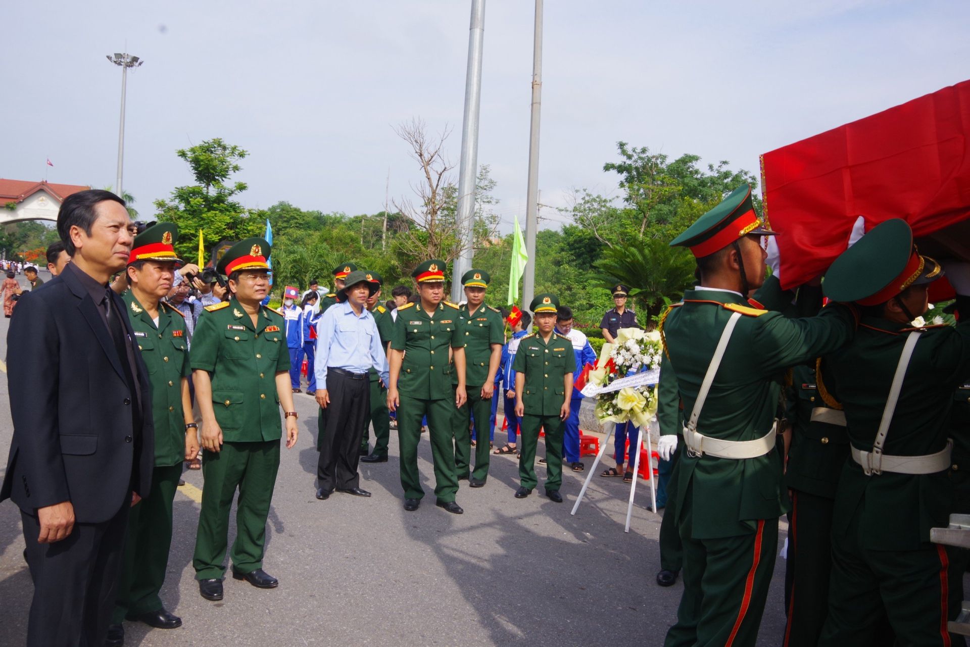 Lễ b&amp;agrave;n giao v&amp;agrave; đ&amp;oacute;n nhận h&amp;agrave;i cốt liệt sĩ qu&amp;acirc;n t&amp;igrave;nh nguyện v&amp;agrave; chuy&amp;ecirc;n gia Việt Nam hi sinh tại L&amp;agrave;o m&amp;ugrave;a kh&amp;ocirc; 2023-2024 được tổ chức trang nghi&amp;ecirc;m, trọng thể