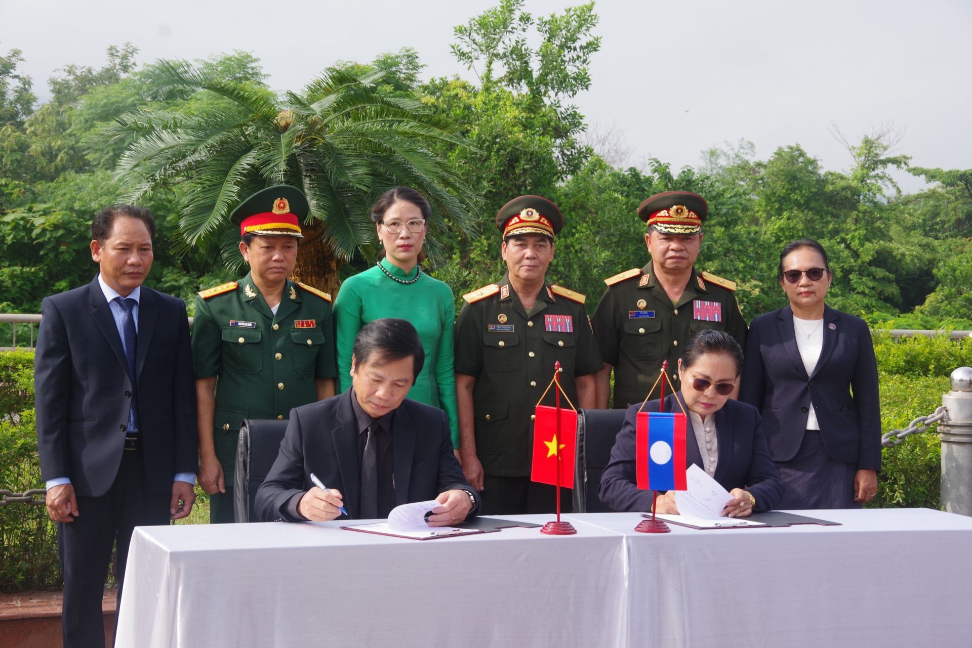 Đồng ch&amp;iacute; Ho&amp;agrave;ng Nam, Ph&amp;oacute; Chủ tịch UBND tỉnh; Trưởng Ban c&amp;ocirc;ng t&amp;aacute;c đặc biệt tỉnh v&amp;agrave; đồng ch&amp;iacute; Ling Thong Sẻng Ta Văn, Uỷ vi&amp;ecirc;n Ban Thường vụ Tỉnh ủy, Ph&amp;oacute; Tỉnh trưởng, Chủ tịch Ban c&amp;ocirc;ng t&amp;aacute;c đặc biệt tỉnh Savannakhet k&amp;yacute; kết văn bản b&amp;agrave;n giao h&amp;agrave;i cốt liệt sĩ qu&amp;acirc;n t&amp;igrave;nh nguyện v&amp;agrave; chuy&amp;ecirc;n gia Việt Nam hy sinh tại L&amp;agrave;o m&amp;ugrave;a kh&amp;ocirc; 2023-2024