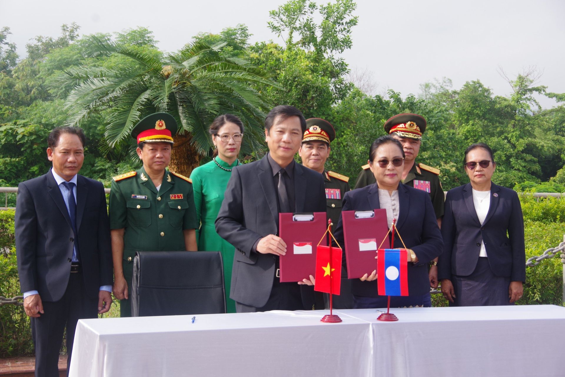 Đồng ch&amp;iacute; Ho&amp;agrave;ng Nam, Ph&amp;oacute; Chủ tịch UBND tỉnh; Trưởng Ban c&amp;ocirc;ng t&amp;aacute;c đặc biệt tỉnh Quảng Trị v&amp;agrave; đồng ch&amp;iacute; Ling Thong Sẻng Ta Văn, Uỷ vi&amp;ecirc;n Ban Thường vụ Tỉnh ủy, Ph&amp;oacute; Tỉnh trưởng, Chủ tịch Ban c&amp;ocirc;ng t&amp;aacute;c đặc biệt tỉnh Savannakhet k&amp;yacute; kết văn bản b&amp;agrave;n giao h&amp;agrave;i cốt liệt sĩ qu&amp;acirc;n t&amp;igrave;nh nguyện v&amp;agrave; chuy&amp;ecirc;n gia Việt Nam hy sinh tại L&amp;agrave;o m&amp;ugrave;a kh&amp;ocirc; 2023-2024