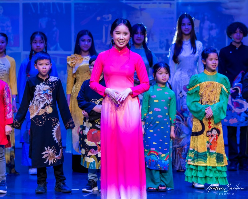 NTK Anna Ho&amp;agrave;ng tr&amp;igrave;nh diễn c&amp;aacute;c bộ sưu tập &amp;aacute;o d&amp;agrave;i thương hiệu Love Collection d&amp;agrave;nh cho người lớn v&amp;agrave; trẻ em