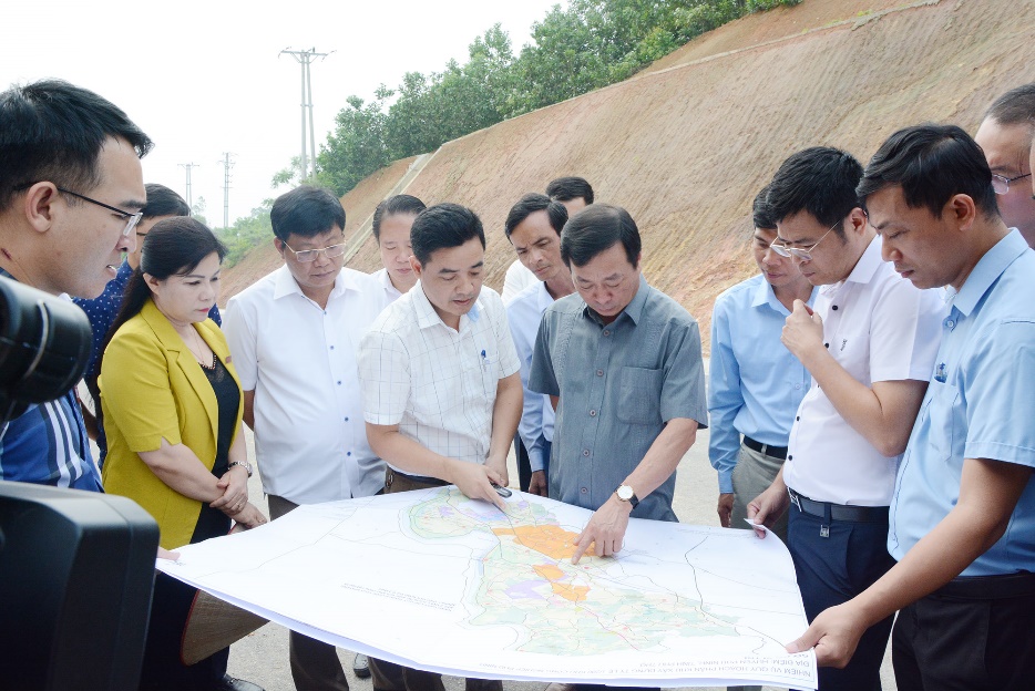 Chủ tịch UBND tỉnh B&amp;ugrave;i Văn Quang kiểm tra vị tr&amp;iacute; x&amp;acirc;y dựng Khu c&amp;ocirc;ng nghiệp Ph&amp;ugrave; Ninh