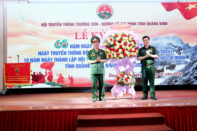 CLB Tr&amp;aacute;i tim người l&amp;iacute;nh miền T&amp;acirc;y tặng hoa ch&amp;uacute;c mừng Lễ kỷ niệm 65 năm ng&amp;agrave;y truyền thống Trường Sơn - đường Hồ Ch&amp;iacute; Minh.