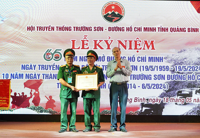 Đại diện Hội Trường Sơn tỉnh đ&amp;oacute;n nhận qu&amp;agrave; hỗ trợ Quỹ Nghĩa t&amp;igrave;nh Trường Sơn