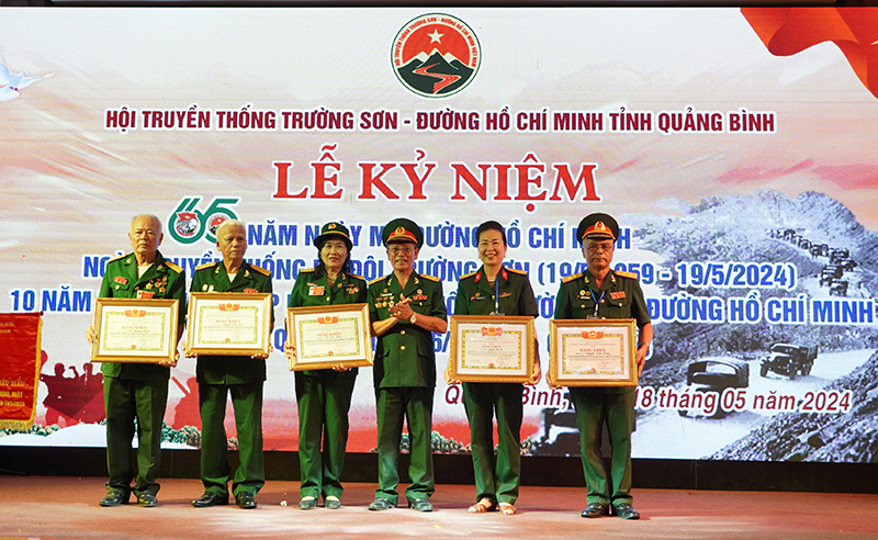 Nhiều tập thể c&amp;aacute; nh&amp;acirc;n được nhận bằng khen v&amp;igrave; đ&amp;atilde; c&amp;oacute; những đ&amp;oacute;ng g&amp;oacute;p trong c&amp;ocirc;ng t&amp;aacute;c x&amp;acirc;y dựng Hội TTTS