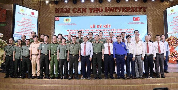 C&amp;aacute;c đại biểu chụp h&amp;igrave;nh lưu niệm tại Lễ k&amp;yacute; kết.