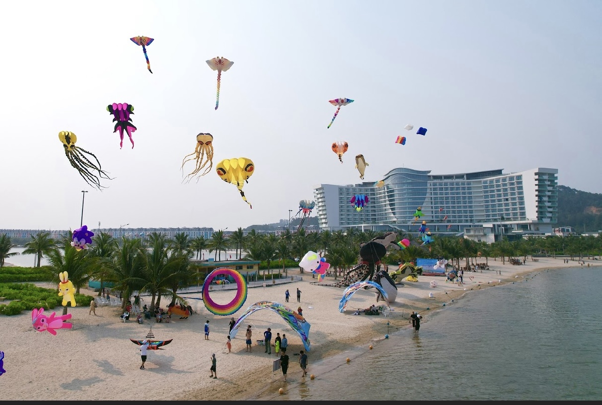 B&amp;atilde;i biển Vụng Hương được đầu tư chuy&amp;ecirc;n nghiệp đ&amp;atilde; mở qcửa miễn ph&amp;iacute; phục vụ du kh&amp;aacute;ch tới Đồ Sơn. Ảnh: Khu du lịch Quốc tế Đồi Rồng