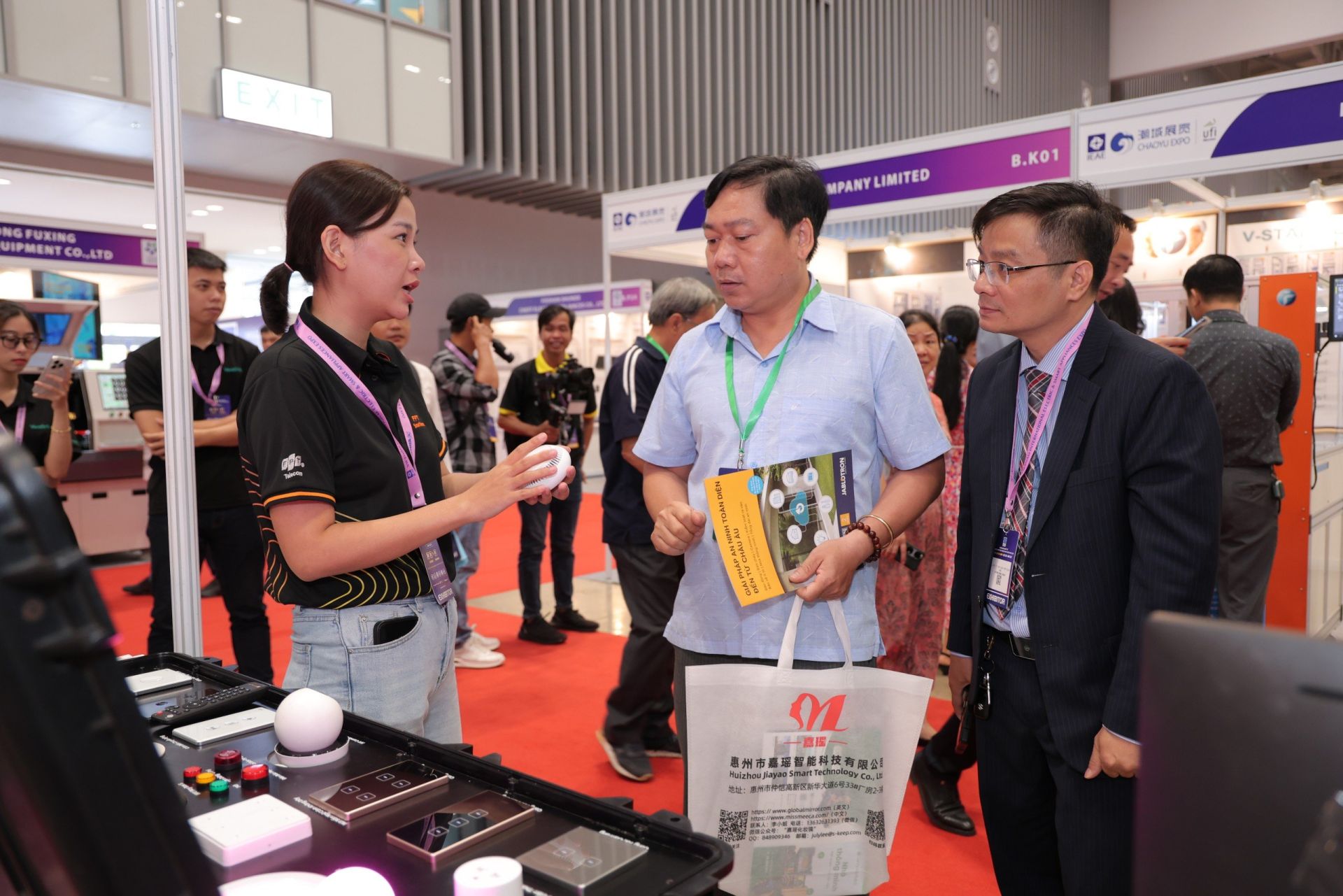 Kh&amp;aacute;ch h&amp;agrave;ng quan t&amp;acirc;m t&amp;igrave;m hiểu c&amp;aacute;c thiệt bị camera th&amp;ocirc;ng minh