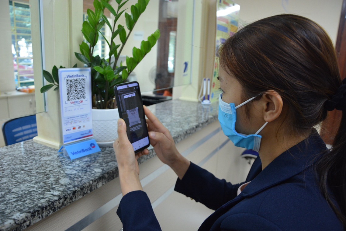 Người d&amp;acirc;n thanh to&amp;aacute;n lệ ph&amp;iacute; th&amp;ocirc;ng qua qu&amp;eacute;t m&amp;atilde; QR tại Trung t&amp;acirc;m Phục vụ h&amp;agrave;nh ch&amp;iacute;nh c&amp;ocirc;ng tỉnh