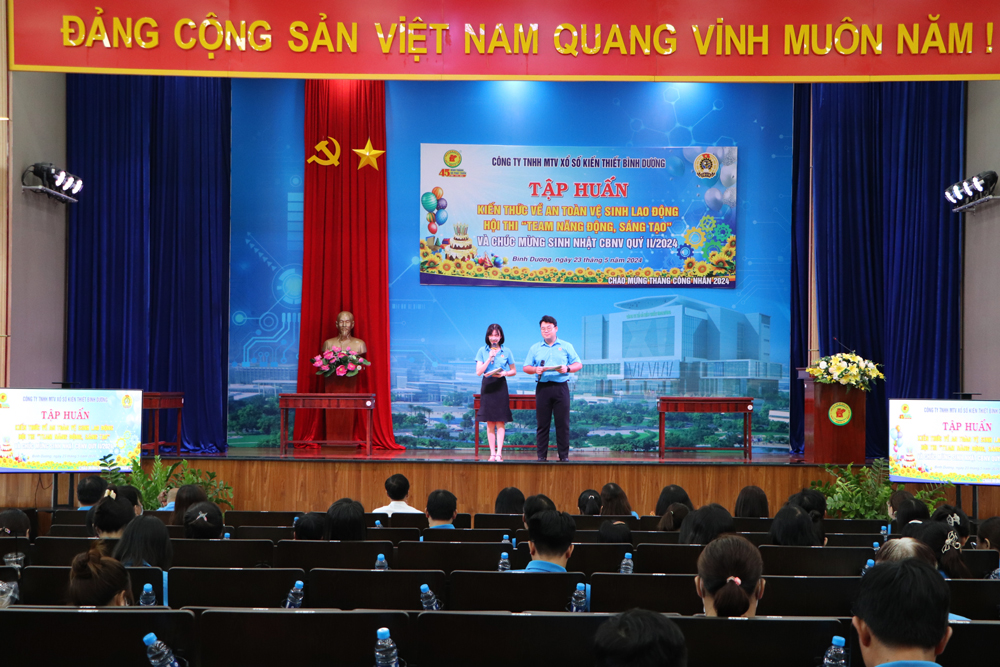 Quang cảnh hội nghị tổng kết Th&amp;aacute;ng c&amp;ocirc;ng nh&amp;acirc;n