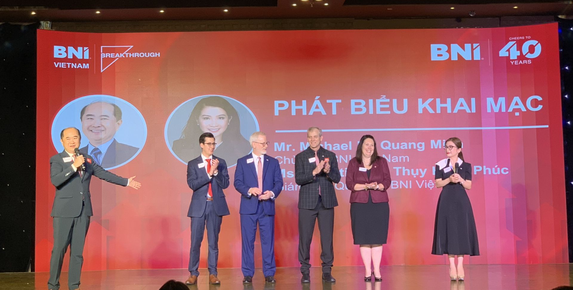 &amp;Ocirc;ng Hồ Quang Minh (ngo&amp;agrave;i c&amp;ugrave;ng b&amp;ecirc;n tr&amp;aacute;i) v&amp;agrave; b&amp;agrave; Hồ Thuỵ Hồng Ph&amp;uacute;c (ngo&amp;agrave;i c&amp;ugrave;ng b&amp;ecirc;n phải) c&amp;ugrave;ng c&amp;aacute;c diễn giả nước ngo&amp;agrave;i.