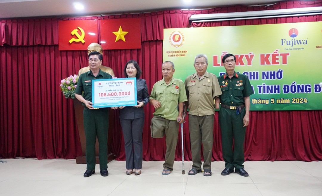 B&amp;agrave; Ng&amp;ocirc; Thị Thu Thủy - Chủ tịch HĐQT, Tổng Gi&amp;aacute;m đốc C&amp;ocirc;ng ty Fujiwa (người thứ 2 từ tr&amp;aacute;i sang) trao qu&amp;agrave; cho c&amp;aacute;c thương bệnh binh, Hội cựu chiến binh huyện H&amp;oacute;c M&amp;ocirc;n