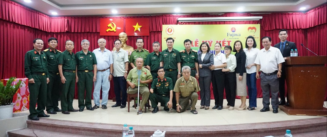 Đại biểu v&amp;agrave; kh&amp;aacute;ch mời chụp ảnh kỷ niệm tại Lễ k&amp;yacute; kết