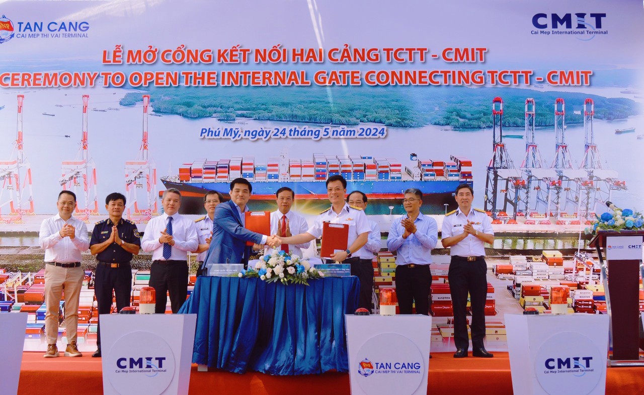 Ch&amp;uacute;c mừng việc k&amp;yacute; kết hợp t&amp;aacute;c th&amp;agrave;nh  c&amp;ocirc;ng giữa 2 cảng TCTT v&amp;agrave; CMIT. Ảnh- B&amp;iacute;ch  Li&amp;ecirc;n.