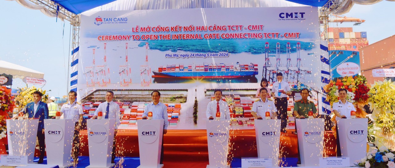 Nghi  thức  bấm n&amp;uacute;t, ch&amp;iacute;nh thức mở cổng kết nối hai cảng.