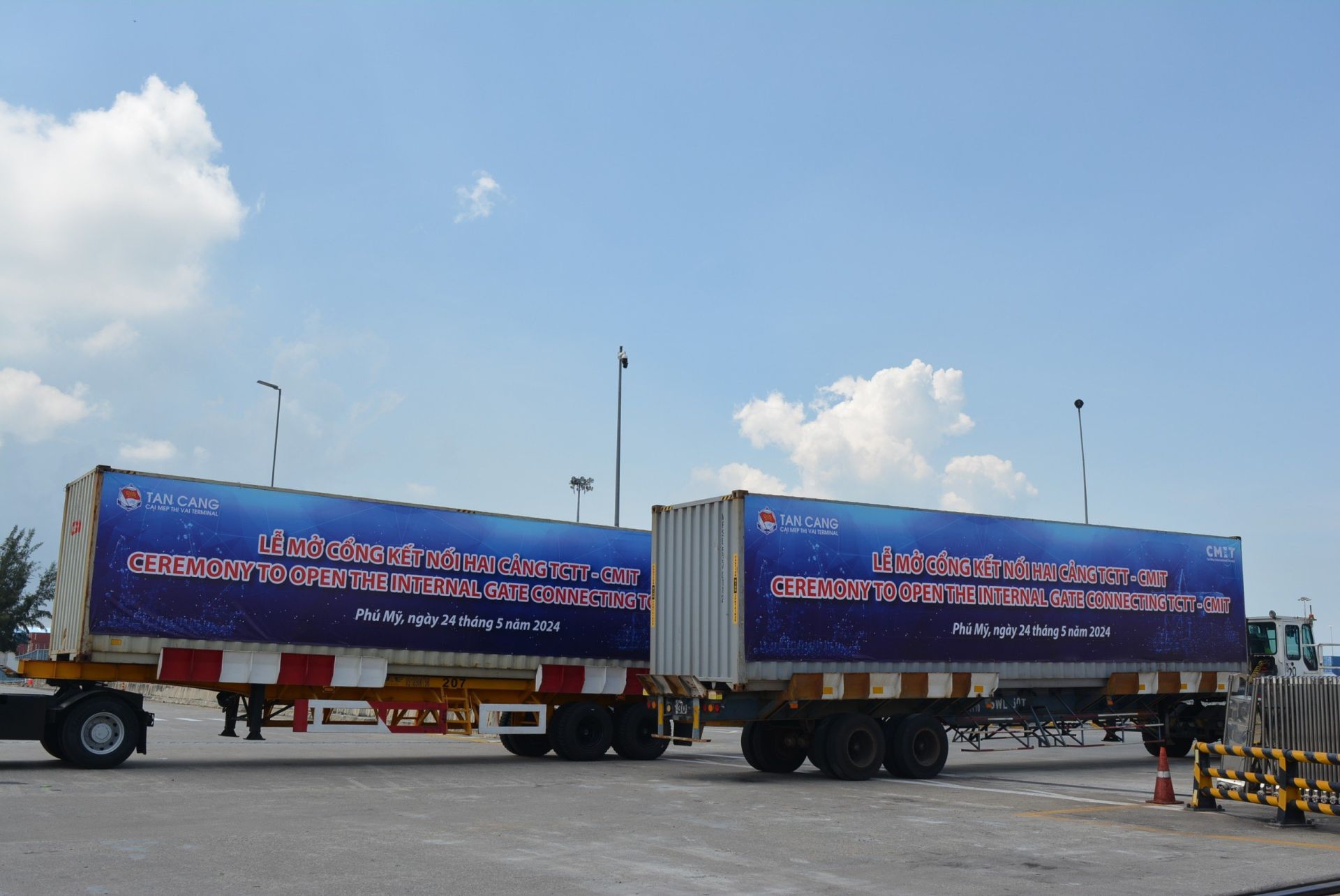 C&amp;aacute;nh cổng nội bộ giữa hai cảng CMIT v&amp;agrave; TCTT ch&amp;iacute;nh thức được mở ra, mở lối cho đo&amp;agrave;n xe được lu&amp;acirc;n chuyển qua lại giữa hai cảng, minh chứng cho việc th&amp;ocirc;ng thương, ph&amp;aacute;t triển v&amp;agrave; hợp t&amp;aacute;c của 2 cảng. Ảnh- B&amp;iacute;ch  Li&amp;ecirc;n