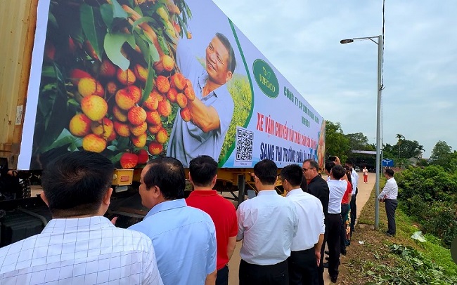 Xuất h&amp;agrave;nh chuyến xe đưa vải thiều ch&amp;iacute;n sớm ti&amp;ecirc;u thụ tại thị trường trong nước, quốc tế.