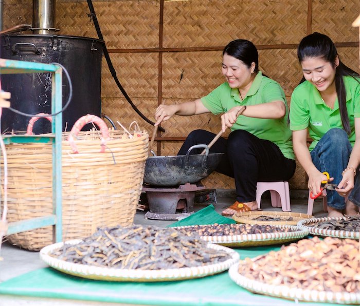 C&amp;ocirc;ng nh&amp;acirc;n của C&amp;ocirc;ng ty TNHH sản xuất v&amp;agrave; thương mại Đạt Vui đang rang sấy nguồn nguy&amp;ecirc;n liệu thảo dược...