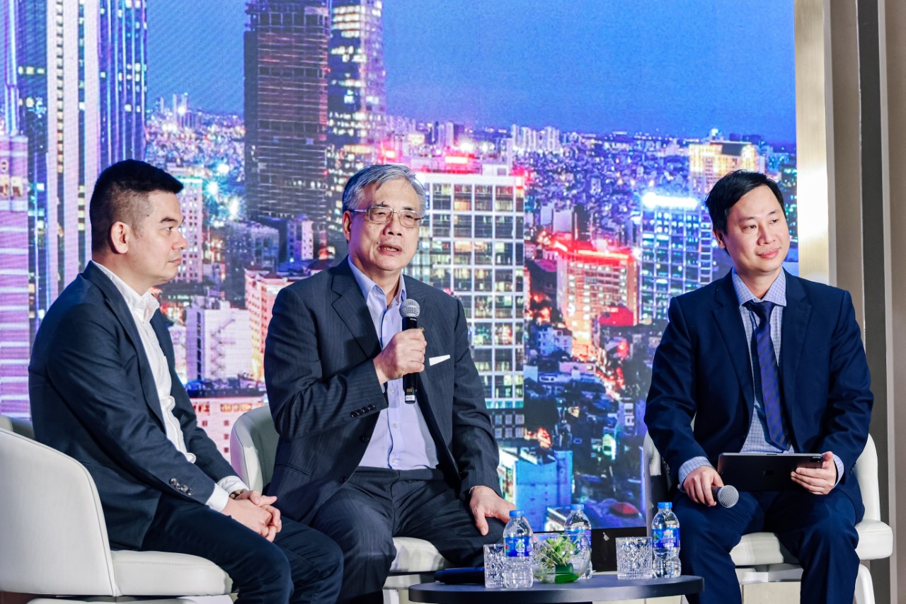 PGS.TS Trần Đ&amp;igrave;nh Thi&amp;ecirc;n (giữa) thảo luận c&amp;ugrave;ng c&amp;aacute;c chuy&amp;ecirc;n gia về khu Đ&amp;ocirc;ng &amp;ndash; v&amp;ugrave;ng động lực mới của TP.HCM