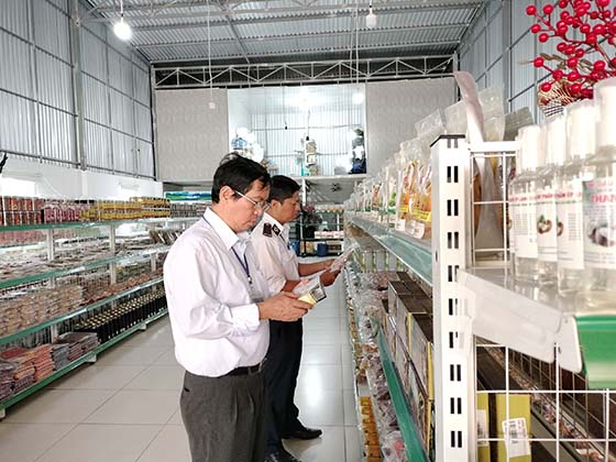 Đo&amp;agrave;n kiểm tra c&amp;aacute;c sản phẩm đ&amp;oacute;ng g&amp;oacute;i b&amp;aacute;n tại cửa h&amp;agrave;ng Hương Ph&amp;ugrave; Sa.