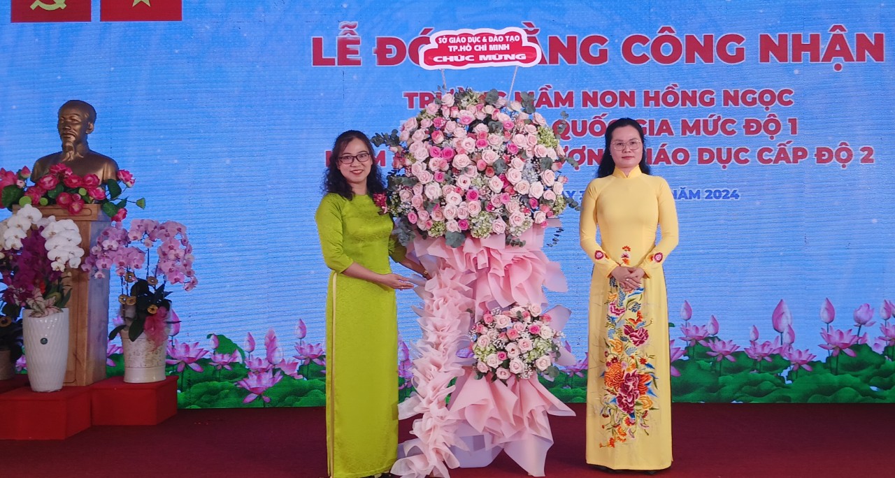 B&amp;agrave; L&amp;ecirc; Thụy Mỵ Ch&amp;acirc;u - Ph&amp;oacute; gi&amp;aacute;m đốc Sở GD&amp;amp;ĐT TP  tặng hoa ch&amp;uacute;c mừng cho trường Mầm  non  Hồng Ngọc.