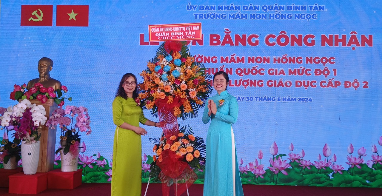 Thay  mặt l&amp;atilde;nh đạo quận B&amp;igrave;nh T&amp;acirc;n, B&amp;agrave; L&amp;ecirc; Thị Ngọc Dung - Quận ủy vi&amp;ecirc;n, Ph&amp;oacute; chủ tịch UBND quận tặng hoa ch&amp;uacute;c mừng.